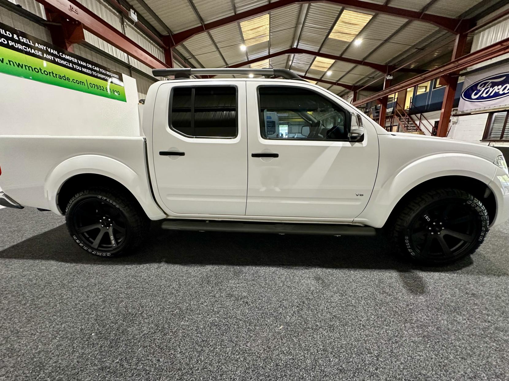 Nissan Navara 3.0 dCi V6 Outlaw Pickup 4dr Diesel Auto 4WD Euro 5 (231 ps)